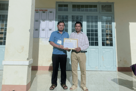 Khen thưởng đột xuất đối với hộ gia đình thôn Chung Năng, thị trấn Đăk Glei